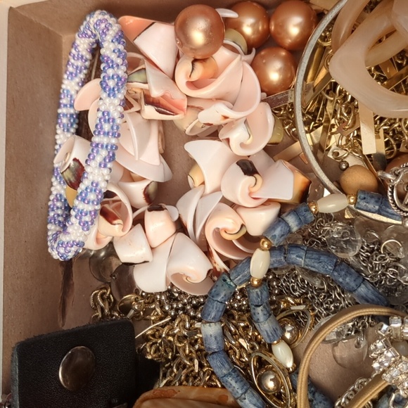 SOLD Bag 6AI - Mixed Wearable Jewelry And Craft Pieces, Many Bracelets 622g - Picture 3 of 9